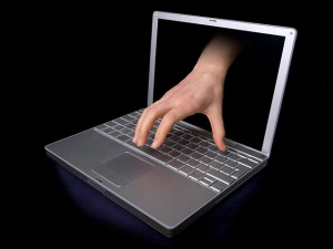 SERVERE PIRATATE DE ACEST VIRUS